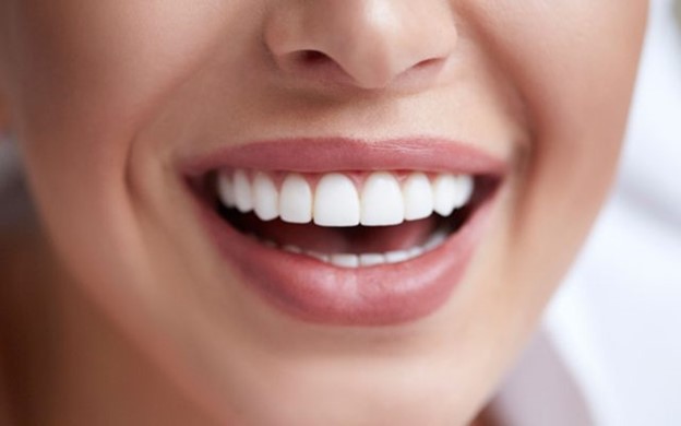 Featured image for “Easy Guide: Composite vs Porcelain Veneers”